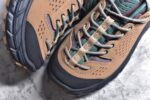 Bodega x HOKA ONE ONE Tor Ultra Low Gore-Tex 托亚系列增强版低帮厚底轻量坦克户外登山运动鞋“联名麦黄绿黑”1145771/NBYL HOKA ONE ONE 在去年异军突起，成为街头时尚圈中的新宠儿，品牌与时尚品牌 Engineered Garments 合作打造的联名 Tor Ultra Low 鞋款，更是设计与话题兼备的重磅之作，而本月 Hoka One One 又为这双超人气之作释出深蓝色、军绿色与黑色三款普通版配色。设计上依旧采用了具备透气性能的 eVent 物料制做鞋身，更搭配 Vibram 大底保留户外血脉，即使少了 Engineered Garments 的联名加持依旧十分出彩。尺码：40 40.5 41 42 42.5 43 44 45 - Image 8