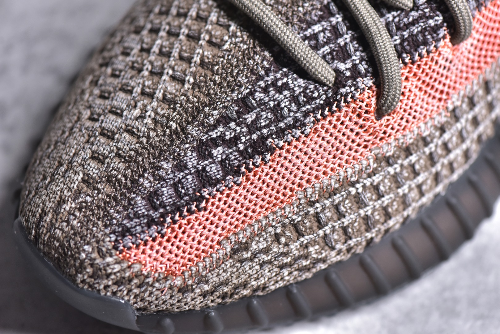 ▪️细节鉴定
新批次 Yeezy 350V2 原鞋开模完美打造