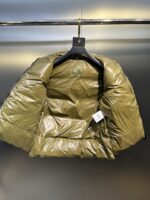 蒙口 moncler 🌟
大标马甲两色合拍图 Moner盟可睐 早秋新品 Lipsi男士羽绒马甲，演绎Moner经典设计，是换季衣橱的必需单品。采用轻盈的功能性lon laque面料制成，撞色衬里尽显活力。
款号：大标马甲

尺码：12345
颜色：米白 黑色 - Image 3