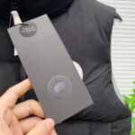 💰 加拿大鹅 Canada Goose 秋冬新款羽绒马甲 
搭配毛衣 卫衣 保暖同时毫无束缚感
采用国标95白鸭绒
轻薄飘逸 给你全方位的温暖！
上身颜值更有水准的洋气
让温暖和风度同行
中心线多重车线呈严整对称 谨守温馨守候 
胸前logo点缀着整件马甲！ 
独特之味道深入骨髓.减龄又十足保暖 既视感简单大气 男女同款 码数：XS-2XL - Image 5