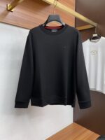 Kiton 2025FW men's autumn and winter wool base hoodie base outer sweater knit sweater casual daily wear item! The upper body decoration and customized fabrics perfectly integrate fashion aesthetics with the concept of new urban business and leisure. Different styles are available for you to choose from: classic styles unlock versatile styles that are simple yet not simple, with details showcasing quality. I want both warmth and grace. Breaking conventions and revealing oneself. The trend is fleeting, the style remains light and comfortable, and the movement is effortless. The aura is fully open, and the must-have battle robe in the workplace leads the trend. Wearing it, you are not afraid to challenge your youthful vitality. The cost-effective choice fully interprets the Italian style of competence and outdoor functional style, creating a unique and harmonious style. The overall outline tends towards a simple style, and the personalized and elegant detail processing enriches the overall visual experience. Excellent high attendance rate for wardrobe business and leisure! Encountered but not sought after! 48-56 (Please report height and weight when placing an order)