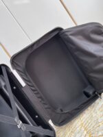 GF4343FB
独家实拍 黑色水波纹拉杆箱】全新 Horizon 拉杆箱以个性创意革新路易威登的传奇经典，为标志性 Monogram 帆布点缀旅行贴饰，追溯品牌传统行李箱的设计风尚。皮革边角保护和超大外置拉杆丰富智慧细节，打造优雅且实用的旅行伴侣。详细特征35.0 x 23×53cm（长×宽×高）人工测量1-2cm误差 - Image 9