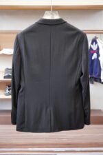 Fendi/25SS autumn and winter new suit suit suit 🫑🫑 Two piece trendy and fashionable suit, a must-have item for business elite wardrobes, men's formal wear, fashionable and trendy wear, brand classic logo logo logo super generous, classic styles will be released every quarter! Wearing the pattern is really great, strongly recommended!Sharp and ergonomic tailoring, with a tall and handsome upper body, simple and elegant. Comfortable and slim fit, showcasing a gentlemanly demeanor at a glance. Made from carefully selected suit fabrics, including 20% wool, 18% viscose, 58% polyester, and 4% spandex, the fabric feels soft and delicate, with good luster and elasticity. The waist is made of sheepskin and leather, and is adorned with Louis Vuitton's soul logo embossed with letters! The silhouette and waist cinching add more comfort to the dressing of stylish men, making them look slim yet handsome!Used for making high-end professional and business formal suits, renowned worldwide for its classic and solemn design style. A high-end business casual suit set that requires high craftsmanship, takes a long time to make, and can be worn all year round!The fabric is flat, with a smooth and full texture, and a firm appearance. It is made of high-quality cotton wool material, and the quality of the material is visible when tied tightly.Regarding details: The high-end suit is cut with a modern feel, combining traditional cutting art with modern production techniques. It adopts fully imported automatic cutting pieces, with almost zero error in each piece of fabric, and then hand sewn by top tailors to ensure the fit and beauty of every part. The front two layers are saved, and according to the principles of ergonomics, it is slim fitting but not tight fitting. The elastic of the cow tendons on both sides of the waistband of the trousers can be adjusted! Not wearing tight waists!Classic collar design, classic style without conservatism, simple and elegant. The lining of the collar is made of pure handmade tribute needles, and we insist on hand sewing handicrafts, all of which are from the hands of experienced craftsmen. The quotation is based on the labor and time consumption per meter, and each stitch is rigorous and excellent, without any burrs or stitches on both sides. Handcrafted sleeves, hand nail buckles, hand calibration, and handmade threading can be seen everywhere, delicate and smooth, effectively reducing static electricity in autumn and winter, creating a high sense of unity on the surface and inside. It is worth buying for any man, as it can boost your face in various formal occasions!Color: Black【 Size 】: 46-56 - Image 3