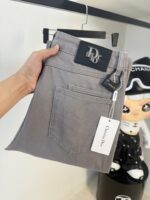 [Dior Jeans | Classic Denim, Embossed with Luxury DNA] When streetwear meets haute couture, a pair of jeans can become a badge of status.
Deconstructing the language of denim with centuries-old craftsmanship, Dior infuses every inch of fabric with a modern attitude and luxurious details, making everyday wear a silent declaration of taste.
✨ A pair of jeans is an attitude, and a legacy.
It's not just a wardrobe essential, but also an interpretation of the brand's spirit—
"From suitcases to jeans, we have always defined the boundaries of luxury with the ultimate craftsmanship."
Sizes: 28-42