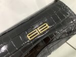鳄鱼纹皮
XX翻盖腋下包
Balenciaga这只XX Bag是Balenciaga美包家族最新成员，它的名字以代表亲密的缩写“XX”来命名，简直是情人节必入手的应景包包💖非常流畅的线条和皮革与金属logo的搭配外，XX Bag可随意调节的包带也是让我一眼爱上并入手的原因。将两条背带拼接变成斜挎背包；把背带缩到最短拎在手里，又是俏皮精致都市复古调调；单根背带的最长档位恰好能让XX Bag变身时髦火热的腋下包。型号695645XX尺寸:27x15.5x4.8配原厂盒 - Image 5