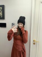 💰Chanel官网品质香奈儿秋冬网红时尚博主推荐款针织帽，藏着不动声色的高级感，每一处线条都透着利落大方，简约而不简单，大方且不失格调，处处细节都彰显着高端品味，时尚感在克制中愈发耐人寻味。 - Image 9