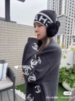 💰Chanel官网品质香奈儿秋冬网红时尚博主推荐款针织帽，藏着不动声色的高级感，每一处线条都透着利落大方，简约而不简单，大方且不失格调，处处细节都彰显着高端品味，时尚感在克制中愈发耐人寻味。 - Image 9