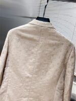 Louis Vuitton LV 2025ss Spring and Autumn new suit, high-end version! Customized fabrics for counters have high breathability and comfort, impeccable details, and brand element design concepts, reflecting high quality. Delicate and soft to the touch! Presenting casual tailoring, the upper body design is superb! Size range: 48-58 - Image 7