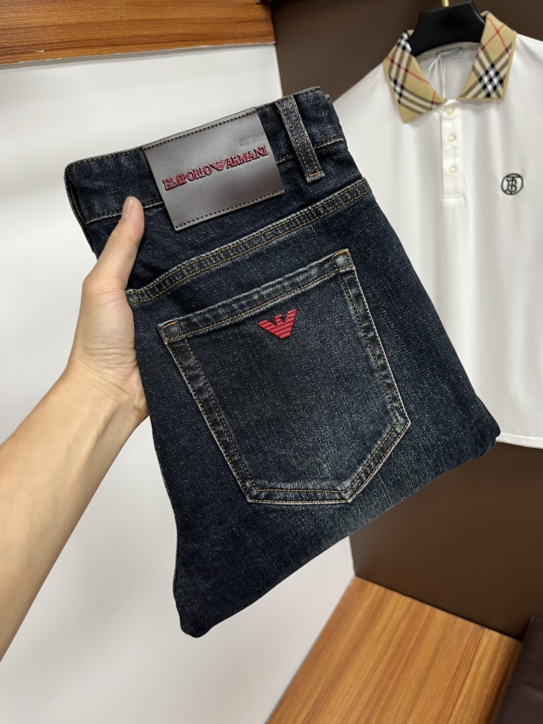 【Armani Jeans | Classic Denim, Embossed with Luxury DNA】 When streetwear meets haute couture, a pair of jeans can become a badge of status.
Deconstructing the language of denim with centuries-old craftsmanship, we infuse every inch of fabric with a modern attitude and luxurious details, making everyday wear a silent declaration of taste.
✨ A pair of jeans is an attitude, and even more so, a legacy.
It's not just a wardrobe essential, but also an interpretation of the brand's spirit—
"From suitcases to jeans, we have always defined the boundaries of luxury with the ultimate craftsmanship."
Sizes: 28-42