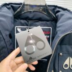 💰加拿大剪刀25SS  金属LOGO铆钉羽绒服马甲
顶级版本超高克重平均充绒量280G 超厚！顶级蓬松！ 顶级品质！100%还原全网最顶级充绒量超厚超保暖，区分市面杂货。
店主北方人亲自操刀 大大解决了南方出品不懂北方冬天的痛点 完全不吝啬 必须是塞满 塞的鼓鼓囊囊 和ZP一模一样的厚重 冬天鹅毛大雪站在雪地里我保证你没有感觉 裹棉被都不一定有它保暖 ！总结下来就是一句话：“除了我家你找不到比这更厚更保暖的羽绒马甲”
— 大码充绒量350克以上 三层里布防护不钻绒
— 原版购入开发 官网在售10000+
— 大身面料采用ZP打版， 防水耐脏 
— 验布后使用KP-LS全自动机械特种梭织拉布机制作
—正品YKK定制拉链 金属剪刀，金属铆钉加固 
— 三标辅料 齐全 吊牌 剪刀logo原版定制
— 整件衣服非常繁琐 廓形剪裁 原版尺码
— 绝对的1:1高版本 码数：S-XXL - Image 5