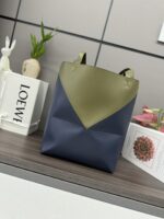 L⊚℮w℮新款🆕小号拼色 亮面牛皮革 Puzzle Fold Tote采用标志性包袋的标志性几何线条，并通过图形和建筑面板重新设计它们 使包完全可以折叠平整，饰有低调的 L⊚℮w℮品牌标志，🉑️肩背或手提 绒面革衬里L⊚℮w℮烫金。
size:25.5*14.5*31.5CＭ
型号：052316 - Image 3