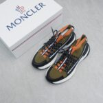 Moncler男士 Monte Runner 防水针织运动鞋
  该系列运动鞋延续了品牌的山地基因，透气防水，耐磨实穿，设计橡胶复合鞋底 适用于任何地形，具有耐久性和出色抓地力，增强缓冲和回弹力 搭配TPU尾翼，
  无论是都市漫游还是各类山地户外运动，都能轻松驾驭，潮酷个性叉充满科技感的外观，喜Gorpcore户外机能风的千万不能错过户外跑步都市漫步设计
Size:38-45 - Image 3