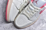 ▪🐼权威实拍💯#A
新货🚀#Air Jordan AJ1 Low 低帮 粉白 DC0774-109 全新流水线出品 DT版本唯一平替选择 市场第二梯队最强版 全部原鞋开发 原楦原纸板开发 全鞋电脑针车 原厂内置全掌气垫 原盒内在原标 唯一Zp原版鞋带绑法 免检产品 全新2022版型 全头层皮料 完美零毛边处理 原厂配置全掌气垫 价格定位良心 几十个配色陆续出货 实拍调校N版已经零色差零失真 百分百还原实物色彩所见即所得 不存在货不对板色差等低级问题 选购参考实物拍摄 不混卖不参货 只用心做好货严格选品 承诺混一赔十 SIZE：36 36.5 37.5 38 38.5 39 40 - Image 8