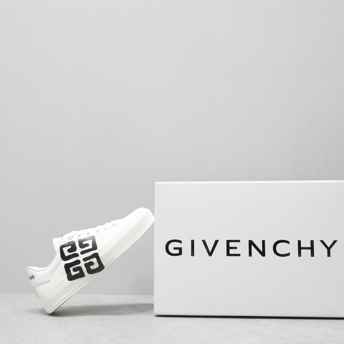 🌟  《顶级品质》
GⅣENCHY纪梵希魔术贴经典款 
专柜官网同步 市面最高版本 原版一比一复刻 四季潮鞋！纪凡希鞋子做工讲究 每一条走线都是按照原版样式 基本做到零瑕疵 媲美专柜 毫无压力 此款鞋即新潮又百搭！
▪️鞋面:进口摩术贴
▪️鞋面:进口头层牛皮
▪️垫脚:羊皮内里
▪️大底:原版TPU
▪️码数:女35一40 男39一44