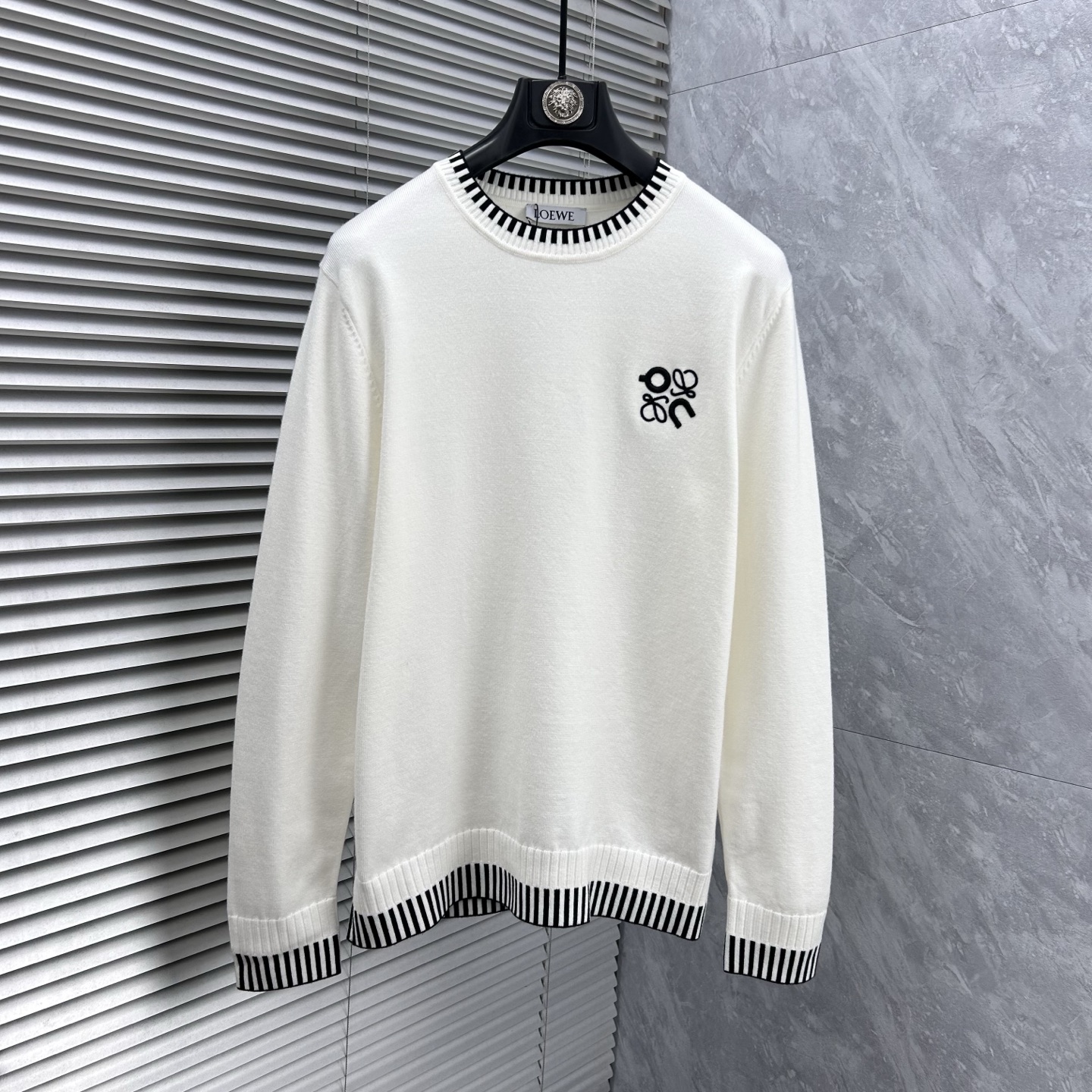 P 180 💐  Luoyi's 2025 autumn/winter wool blended round neck knitted sweater is made of imported custom yarn, providing comfortable and warm upper body, and is available for sale at the counter simultaneously. All three standards are complete.Size: M-3XL
