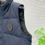 💰Canada Goose加拿大鹅男女同款羽绒马甲
➖ 正品同步防伪芯片感应！
➖ 进口百灵达绣花机定制万针绣花标！
➖ 进口21支涤棉混纺原厂面料，采用Feather-Light 10D防水涂层面料，由84.5的聚酯纤维和15.5的棉制成，100%全网最好手感！
➖ 正品官网同步国标95白鸭绒！等一系列误导！
➖ 100%尼龙nylon里布双重双层封禁设计，防止跑绒，领口及口袋内里采用顶级摇粒绒保暖又舒适！
➖ 吉田YKK客供原厂定制电镀拉头，双向可锁定拉链，紧实顺滑不掉漆！
➖ 3M复合原版魔术贴经久耐用，辅料五金全部拆版定做！
尺码：XS-XXL - Image 3