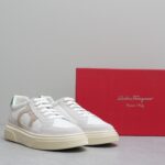 Ferragamo菲拉格慕 男新款休闲运动鞋 运动时尚魅力 经典搭配色 打造迷人个性化印花设计 高雅风格与休闲气韵交相辉映，张扬都市时髦风范。丰富色彩交织摩登韵味，简洁线条勾勒廓形包身，演绎休闲美学经典
-鞋面·🔝纳帕牛皮·品牌帆布·车缝品牌图腾
-内里·帆布，垫脚：顶级牛皮
-原版·TPR·橡胶发泡·双色成型大底
-Size 38-44 - Image 2