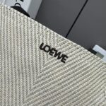L⊚℮w℮新款🆕小号 棉质提花 Puzzle Fold手袋 此版本采用棉质提花  手袋从品牌经典手袋系列的几何线条汲取灵感含几何建筑美感的镶片重新诠释，能完全折叠，可谓旅行品牌运用创意巧思打造柔软轻盈的手袋，搭配低调精致的L⊚℮w℮品牌标志，🉑️肩背或手提 合成革衬里*L⊚℮w℮刺绣
size:25.5*14.5*31.5CＭ
型号：052404 - Image 5