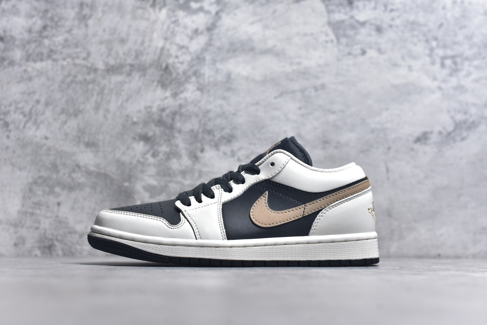 ▪🐼权威实拍💯#SI32310
新货🚀#Air Jordan AJ1 Low 低帮 白黑金钩 IH0649-021 全新流水线出品 DT版本唯一平替选择 市场第二梯队最强版 全部原鞋开发 原楦原纸板开发 全鞋电脑针车 原厂内置全掌气垫 原盒内在原标 唯一Zp原版鞋带绑法 免检产品 全新2022版型 全头层皮料 完美零毛边处理 原厂配置全掌气垫 价格定位良心 几十个配色陆续出货 实拍调校N版已经零色差零失真 百分百还原实物色彩所见即所得 不存在货不对板色差等低级问题 选购参考实物拍摄 不混卖不参货 只用心做好货严格选品 承诺混一赔十 SIZE：36 36.5 37.5 38 38.5 39 40 40.5 41 42 42.5 43 44 44.5 45 46