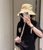 罗意威个性加带渔夫帽，一款很优秀的休闲渔夫帽
质感复古潮味十足，很强的街拍风，帅！
一年四季都可以佩戴！
头头围-55-58cm