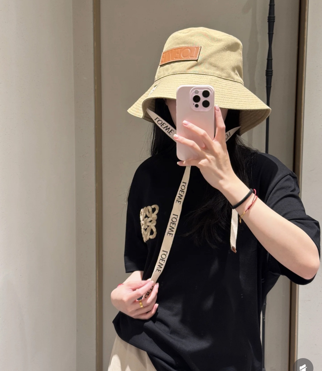 罗意威个性加带渔夫帽，一款很优秀的休闲渔夫帽
质感复古潮味十足，很强的街拍风，帅！
一年四季都可以佩戴！
头头围-55-58cm