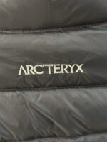 🉐 Arcteryx始祖鸟 Cerium Vest 纯色刺绣Logo字母 羽绒马甲 黑色

内里不是羽绒直接白送！
填充RDS认证850蓬欧洲白鹅绒，暖重比卓越，搭配易潮湿部位的Coreloft™合成 insulation，干冷湿冷环境均能持续保暖。 外层采用15D再生抗撕裂尼龙，整体轻盈可压缩，收纳后小于葡萄柚，随带随用。纯色基底搭配立体刺绣Logo，针脚工整清晰，品牌辨识度高。立体剪裁设计无活动束缚，可作为户外中层保暖件，也能当城市通勤叠穿单品，适配春秋冬三季穿搭需求。配备YKK防水拉链、可调抽绳下摆。

现货尺码：M、L、XL、XXL 。（可穿100-200斤 报身高体重安排合适尺码） - Image 8