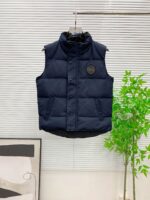 💰Canada Goose加拿大鹅男女同款羽绒马甲
➖ 正品同步防伪芯片感应！
➖ 进口百灵达绣花机定制万针绣花标！
➖ 进口21支涤棉混纺原厂面料，采用Feather-Light 10D防水涂层面料，由84.5的聚酯纤维和15.5的棉制成，100%全网最好手感！
➖ 正品官网同步国标95白鸭绒！等一系列误导！
➖ 100%尼龙nylon里布双重双层封禁设计，防止跑绒，领口及口袋内里采用顶级摇粒绒保暖又舒适！
➖ 吉田YKK客供原厂定制电镀拉头，双向可锁定拉链，紧实顺滑不掉漆！
➖ 3M复合原版魔术贴经久耐用，辅料五金全部拆版定做！
尺码：XS-XXL