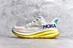 纯原级别 HOKA ONE ONE Clifton 克里夫顿9代专业性能减震公路跑步鞋 轻盈透气的针织网面和纱线的使用让鞋面更挺拔 增强鞋面的强度和支撑性能 搭配柔软的鞋舌 让双脚在舒适包裹中跑的更加畅快 全新泡棉中底 柔软的同时增强回弹性能 为不同跑者提供更平稳流畅的脚感 带来全面的缓冲保护 根据人体工程学设计的延长拉襟 后跟处弹软的海绵填充舒适固定 避免掉跟和摩擦 相比上一代光滑的内衬 Clifton 9的内衬增强了摩擦力 避免双脚在鞋内滑动 SIZE：36 36.5 37.5 38 38.5 39 40 40.5 41 42 42.5 43 44 44.5 45