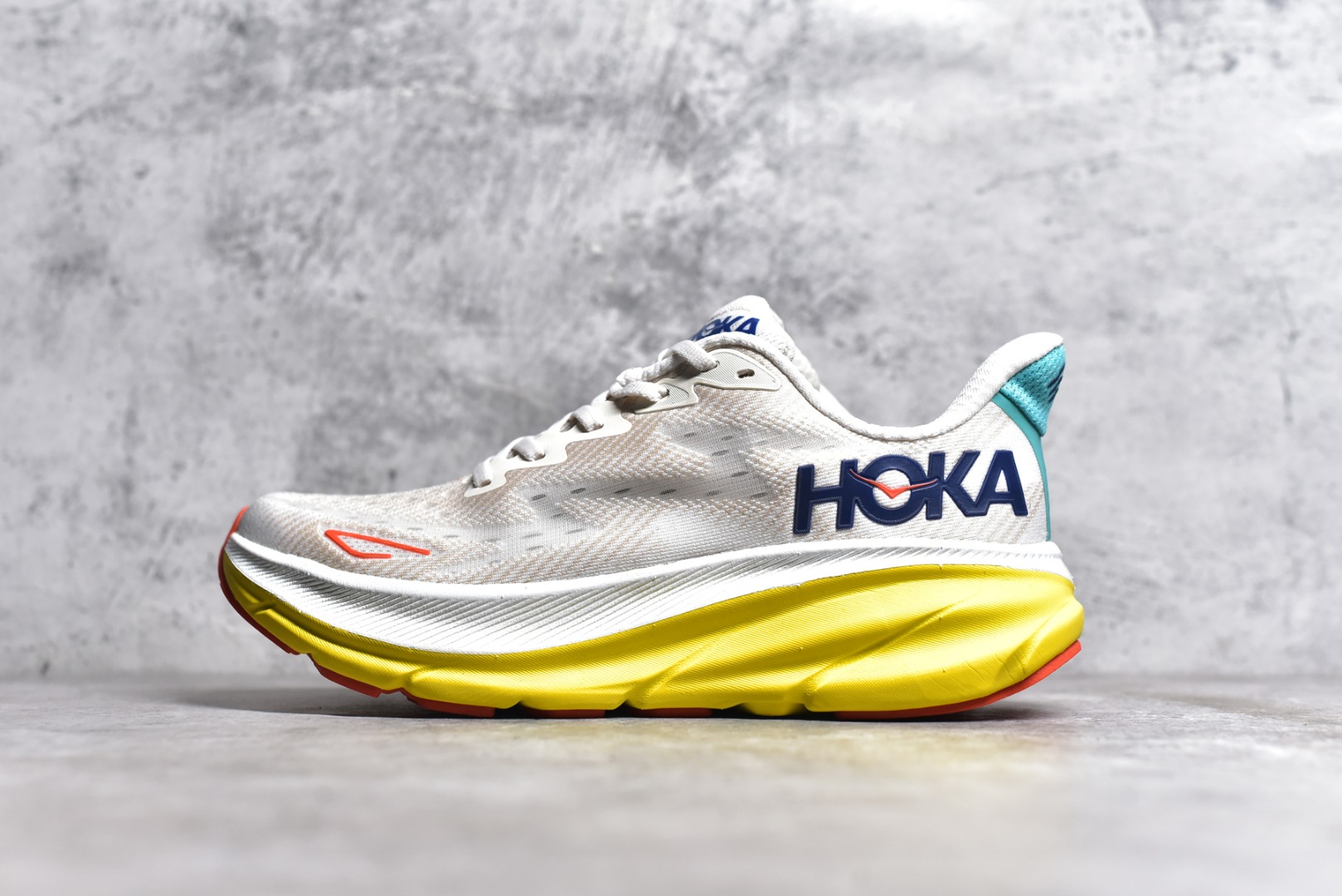 纯原级别 HOKA ONE ONE Clifton 克里夫顿9代专业性能减震公路跑步鞋 轻盈透气的针织网面和纱线的使用让鞋面更挺拔 增强鞋面的强度和支撑性能 搭配柔软的鞋舌 让双脚在舒适包裹中跑的更加畅快 全新泡棉中底 柔软的同时增强回弹性能 为不同跑者提供更平稳流畅的脚感 带来全面的缓冲保护 根据人体工程学设计的延长拉襟 后跟处弹软的海绵填充舒适固定 避免掉跟和摩擦 相比上一代光滑的内衬 Clifton 9的内衬增强了摩擦力 避免双脚在鞋内滑动 SIZE：36 36.5 37.5 38 38.5 39 40 40.5 41 42 42.5 43 44 44.5 45