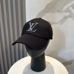 路易威登棒球帽LouisVuitton👒😍新款LV棒球帽，重工打造♥完美刺绣，高端大气，百搭款🤗男女通用！