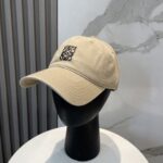 防尘袋
👒罗意威👒LOEWE新款原标设计棒球帽🧢质感超好，外部线条定位标准，做工精细，简约大气低价走量！