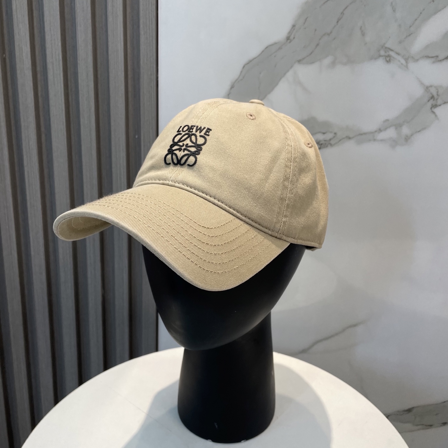 防尘袋
👒罗意威👒LOEWE新款原标设计棒球帽🧢质感超好，外部线条定位标准，做工精细，简约大气低价走量！