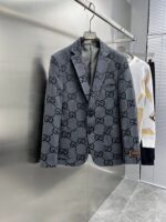 Gucci 2025ss Spring and Autumn new suit, high-end version! Customized fabrics for counters have high breathability and comfort, impeccable details, and brand element design concepts, reflecting high quality. Delicate and soft to the touch! Presenting casual tailoring, the upper body design is superb! Sizes: 48-56 can be paired with a set