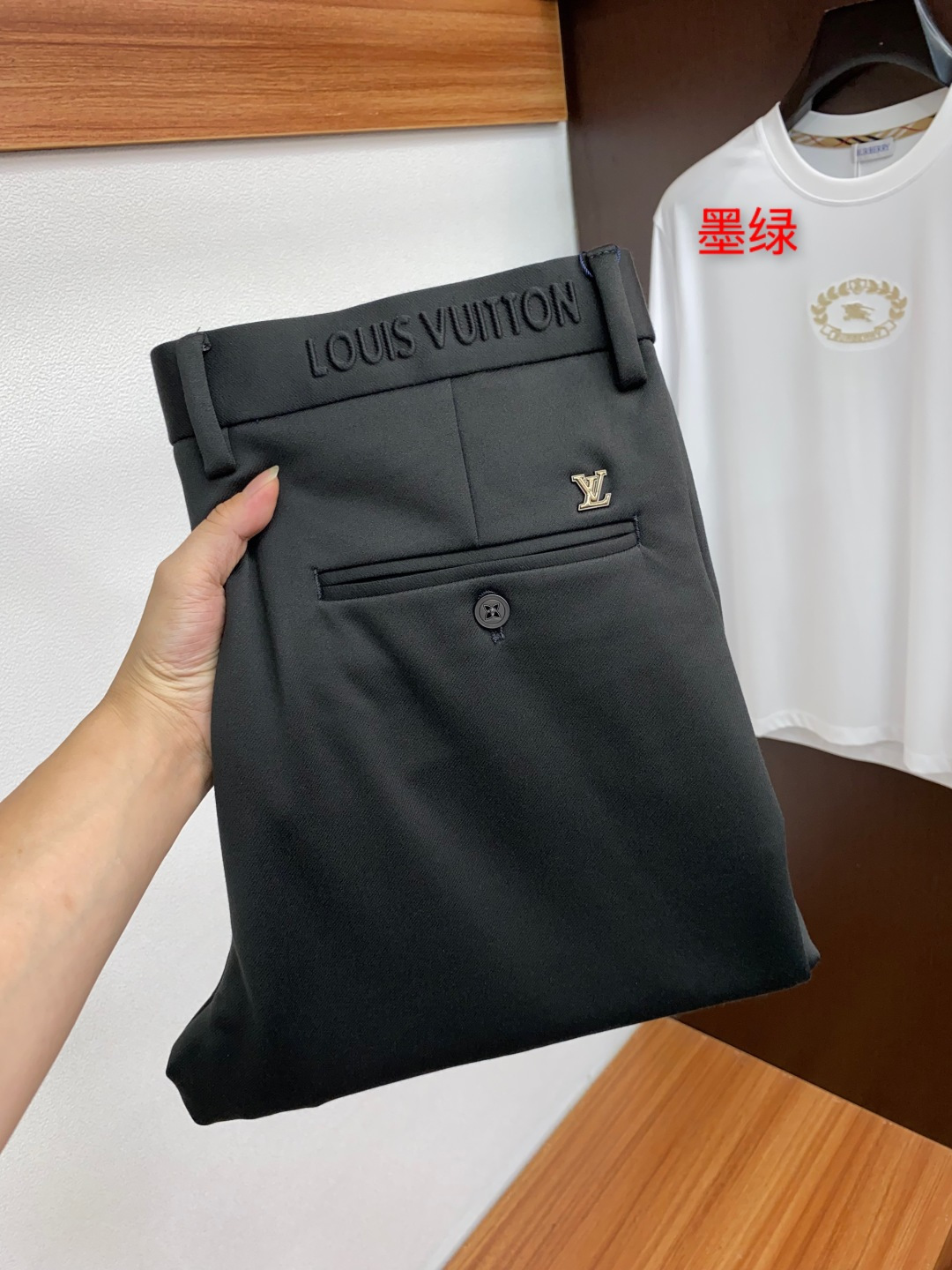 The 1V Louis Vuitton 2025SS early autumn new item is a must-have type for men's suits and casual pants every season. It is an unquestionable hot selling flagship item that matches the best color combinations of the four seasons. The overall style continues the tone of SLP, incorporating various craftsmanship aesthetics throughout the body. The washed and aged look is natural, creating an unrestrained and personalized style! In terms of details, it is extremely outstanding and meticulously crafted. The entire body is made of customer supplied metal chains, which effectively demonstrates the brand identity! The heavyweight denim fabric imported from Japan has excellent washing and is impeccable! Perfect silhouette and cuttingSize 29/30/31/32/33/34/35/36/38/40/