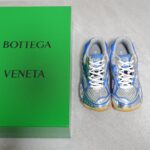 𝐁𝐨𝐭𝐭𝐞𝐠𝐚 𝐕𝐞𝐧𝐞𝐭𝐚 葆蝶家23/秋冬秀款BV运动鞋 王一博 同款 情侣款休闲鞋老爹鞋！Runner运动鞋！原版购入开发！ 采用原版轻质科技网布面料，原版一致！工艺复杂！搭配几何图案设计橡胶外底 王炸系列 高版本实际增高很多哦，还是一样显腿细 非常nice。耐玩耐造，对标对版套包鞋工艺 认准高版本 大底原版独家开模，选用拼色TPU大底，材质重量原版一致！ Size：女码35-39 男码39-44M - Image 3
