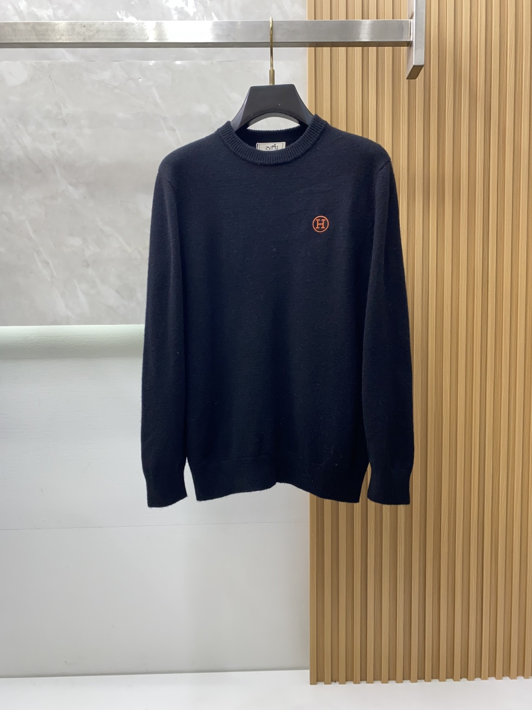 Hermes 2025ss Autumn/Winter New Product Fashionable and Casual Bottom Single Wear Round Neck Business and Leisure Basic High end Knitted 100% Pure Wool Sweater Comfortable and Warm! anti-pilling 👍🏼 Non irritating to the skin, suitable for close fitting, luxurious classic element design! There isn't much complicated craftsmanship involved, just the fusion of design and material. Simple European style autumn and winter essential counter size: M-3XL