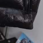 2025秋冬新款🆕羽绒服顶级代购版本羽绒马甲⬆️Moncler Lipsi羽绒马甲.撞色拼接设计.填充超级饱满.

Lipsi男士羽绒马甲采用亮面nylon laqué面料制成，适合换季穿着，带来温暖呵护。

Lipsi短款羽绒马甲演绎Moncler经典设计，是换季衣橱的必需单品。采用轻盈的功能性nylon laqué面料制成，撞色衬里尽显活力。
详情
•采用轻盈nylon laqué面料制成
•轻盈nylon laqué衬里
•填充羽绒
•立领
•拉链开合
•拉链口袋
•雪尼尔标识贴片
Size：1-5 黑色/象牙白 情侣款 - Image 13