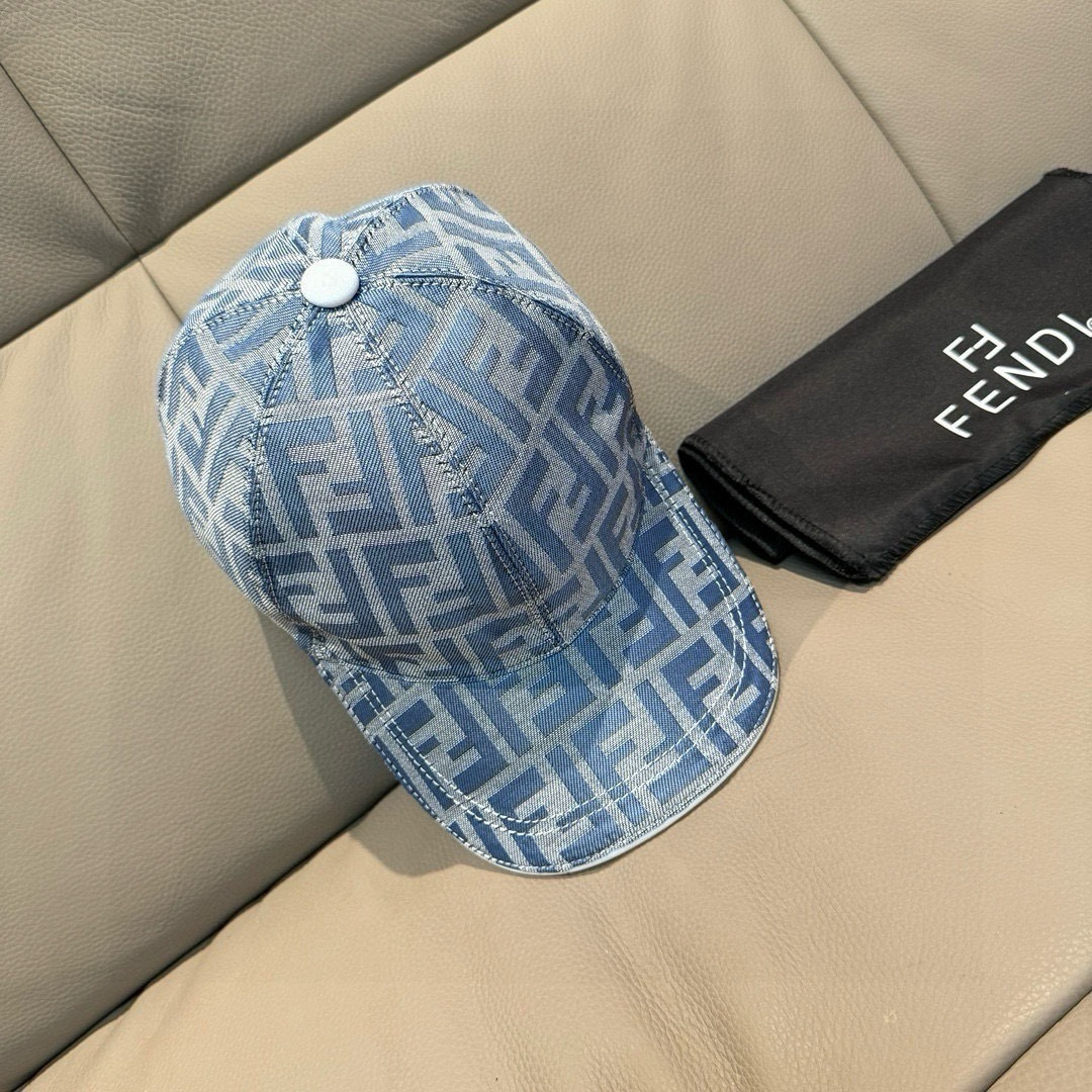 New shipment!Comes with box bag, Fendi's new original baseball cap, double F-jacquard, a perennial hot selling item at the counter, with excellent reputation. Customized 1:1 mold, original jacquard sail fabric+top layer cowhide, lightweight and breathable! Excellent quality, basic head circumference of 56, adjustable patch.