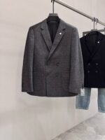 LP NuoyoupianyaColor: Black, Coffee, GreySize: M-4XL 178 135 pounds, wearing L, maximum wearing 190 poundsIntroduction: New men's wool suit jacket for autumn and winter 2025. The latest new product on the cabinet, exclusively launched nationwide, uses 60% wool fabric, with delicate and textured feel. The unique design of the entire garment is distinctive, and the pattern and cutting are quite stylish. It follows the brand's usual exquisite and elegant temperament, reproducing the contemporary style of men's clothing design. The most unique feature lies in the minimalist and atmospheric design, with a strong visual effect and strong style. The details and materials are exquisite everywhere, and the showcase is recommended to give men the most exquisite dressing. The high-end temperament is elegant, and it is a must-have for stylish men. - Image 2