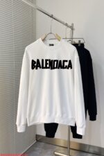 G151 BA 🔥 Balenciaga's 25 New Spring HoodiesBALENCIAGA Balenciaga letter printParisian Family Round Neck Hoodie (Large Shoulder Style)Original fabric official same style400g double stranded large looped fabric dyed in the same vat feels very comfortable to the touchThe latest brick cabinet for spring and summer, synchronized with fashion and personality, is a super versatile and beautiful hoodieBoth men and women are very suitable and essential for human handsHanging tag, label, washing wheat, three standards, complete packaging, snow pear paper1:1 original version creates high control of detailsFabric: 400g double stranded large loopSize: M-3XL - Image 2
