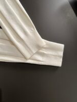 LV 2025官网冬季最新毛衣，专柜同步在售爆款！特供羊毛混纺面料.手感舒适.可直接接触皮肤，logo徽章精致刺绣标志，极为抢眼！细节凸显大牌时尚魅力.精致做工.立体裁剪风格.穿着效果无敌帅气！三标齐全！码数：M-3XL - Image 5
