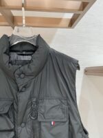 特级羽绒⬆️Moncler Grenoble Tongass羽绒户外马甲.高端黑标系列.原厂替换面料.特级鹅颈绒填充.

🎁出厂标配全套柜台礼盒包装.升级原版磁吸礼盒.

Tongass羽绒马甲提供保护而不显厚重，专为温和天气时进行户外活动而设计。

Tongass羽绒马甲是轻盈性能外套的研究成果。功能性面料紧致耐久，同时不增加额外的重量。配有宽大的实用口袋和登山扣，可减少您的随身行李数量。
详情
•专为户外活动设计
•采用紧致面料制成
•聚酯纤维衬里
•填充羽绒
•按扣开合
•实用口袋设有按扣、拉链和魔术贴开合
•抽绳下摆
•正面登山扣
•反光细节
Size：1-5 奶白/浅棕色/黑色 
D00780 - Image 3