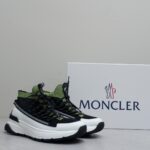 Moncler男士 Monte Runner 防水针织运动鞋
  该系列运动鞋延续了品牌的山地基因，透气防水，耐磨实穿，设计橡胶复合鞋底 适用于任何地形，具有耐久性和出色抓地力，增强缓冲和回弹力 搭配TPU尾翼，
  无论是都市漫游还是各类山地户外运动，都能轻松驾驭，潮酷个性叉充满科技感的外观，喜Gorpcore户外机能风的千万不能错过户外跑步都市漫步设计
Size:38-45 - Image 2