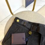 The latest men's casual corduroy trousers from 1V Vuitton and SS for autumn and winter, featuring classic slanted pockets and a small straight cut silhouette, are a must-have item for fashionable men's wardrobes! Men's business and leisure versatile and simple style! Fashionable, simple and versatile pants, regardless of body shape or age, any man can wear them with a sense of fashion! Customized from the original factory, made of high-end high gram heavy fleece pure cotton fabric, the fabric feels smooth and soft, with a strong sense of drape. It is super comfortable and skin friendly to wear, which is the high-end texture that can only be reflected by the original fabric and craftsmanship! The three-dimensional slim fit cut design is very suitable for Asian body shapes to wear. It is a pair of pants with a very high-end appearance, definitely a pair of pants that looks explosive, perfect for both business and leisure! 28-38 (without 35, 37) - Image 4