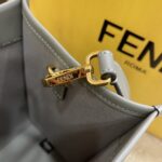 灰色
小号全新size shine tote 
FÉŃĎI TOTE 托特包“阳光手提袋”
简单字母LOGO设计，琥珀色双手柄是整个包包最大焦点，单拧着就很有气场，也不勒手，小号还配有一条宽肩带，整体复古感超强，非常适合喜欢复古风的时髦精，硬货力推💥 
2801
尺寸35x17x31cm#15940 - Image 6