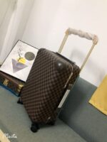 GF4343FB
全新 Horizon 拉杆箱以个性创意革新路易威登的传奇经典，为标志性 Monogram 帆布点缀旅行贴饰，追溯品牌传统行李箱的设计风尚。皮革边角保护和超大外置拉杆丰富智慧细节，打造优雅且实用的旅行伴侣。
详细特征

（长×宽×高）
·Monogram 帆布
.牛皮饰边
.织物内衬
.银色金属件
.拉链开合，配有挂锁
.路易威登标识
.内层平整
.弹性饰带
.口袋分层
.皮革边角
.大号外置拉杆
.4 个紧凑型滑轮
.机舱行李尺寸 - Image 2
