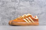 ▪panan权威实拍💯#AD30200
新货🚀#坏痞兔Bad Bunny x AD Gazelle Indoor Trainers "Benito"羚羊内训系统低帮复古百搭休闲运动德训风板鞋“棕色变形鞋头” JS5050

鞋款整体选择了简约的黑白皮革搭配浅灰色长绒麂皮材质，最后以半透明生胶大底收尾，质感在线。不同于以往联名的调色盘操作，Bad Bunny对Gazelle indoor进行了加宽加厚处理，以及鞋头变形的设计，带来全新的歪头面包鞋型Gazelle。此外，鞋款标签直接呈现在后跟处，鞋侧adidas标识下方还加入了"benito"字样，辨识度拉满。
尺码：35 36 36⅔ 37⅓ 38 38⅔ 39⅓ 40 40⅔ 41⅓ 42 42⅔ 43⅓ 44 44⅔ 45 - Image 2