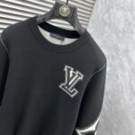 P 180 💐  LV 2025 autumn/winter wool blended round neck knitted sweater, made of imported custom yarn, provides comfortable and warm upper body, and is available for sale at the counter simultaneously. All three standards are complete.Size: M-3XL - Image 2