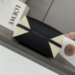 L⊚℮w℮新款🆕 Puzzle Fold手袋  手袋从品牌经典手袋系列的几何线条汲取灵感含几何建筑美感的镶片重新诠释，经巧呈现能够完全扁平折叠，可谓旅行品牌运用创意巧思打造柔软轻盈的手袋，此版本采用棉质提花，搭配牛皮革提手 🉑️肩背或手提 植物衬里*L⊚℮w℮刺绣
size:25.5*14.5*31.5CＭ
型号：052404 - Image 4