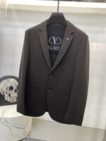 Valentino's new men's casual wool suit jacket for autumn 2025, made of high-end custom high-density suit fabric. The finished garment has been treated with silk gloss, making it super soft and comfortable, with an excellent texture. Fashionable and stylish upper body, meticulously crafted. The visual effect is super strong. Original tailoring at the counter, all original hardware accessories, and a unique trendy item in the wardrobe. Size: M-3XL 178 140kg L slim fit, maximum weight for wearing 190kg - Image 3